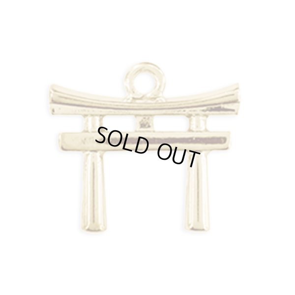 画像2: 欠品中(kara70601)【お取り寄せ商品 10個セット販売】 チャーム（ ミール皿 ・ セッティング台 )   鳥居 2色展開 アクセサリー パーツ 和風 　 (2)