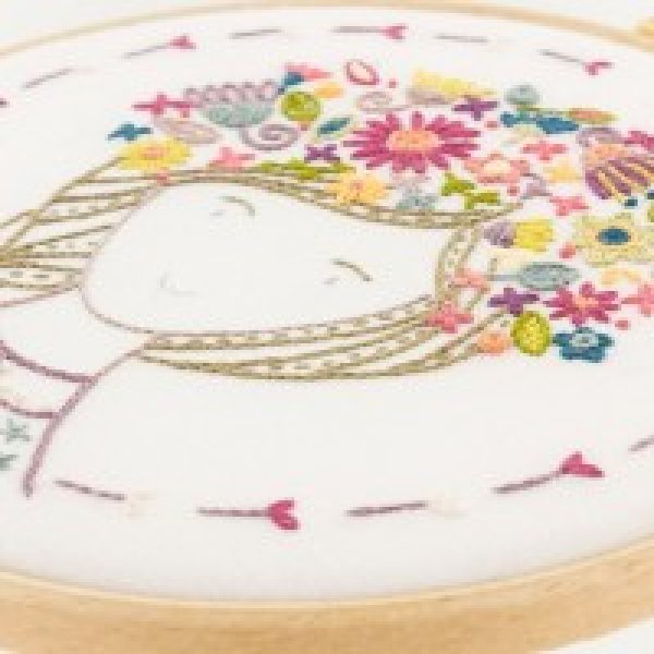 画像3: (by70907)初心者向け 刺繍キット フランス製 花冠の女の子 ししゅう  (3)