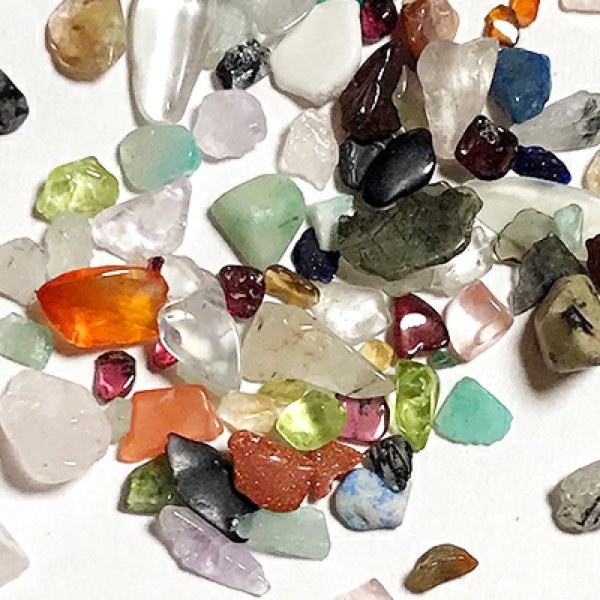 画像2: ★星印商品のみ同梱可★(1560) 【ミニチュアパーツ】 パワーストーンカレット　ミックスアソート　天然石　約3ｇ入り　さざれ石　乳白色/クォーツ/人工/風水/運勢/運気/ヒーリング/癒し/浄化/封入/レジン/アミュレット/クラスター/オルゴナイト/自然/クリスタル/インテリア/　 (2)